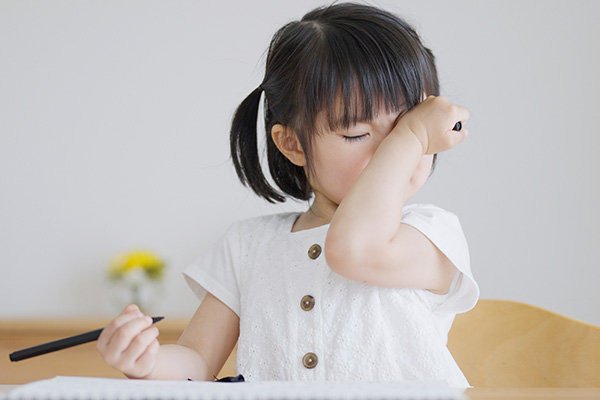 目をこする女の子の画像